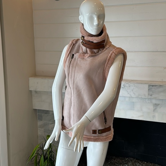 Cozy Pink Faux Suede Fleece Lined Vest Size Medium - Picture 2 of 13